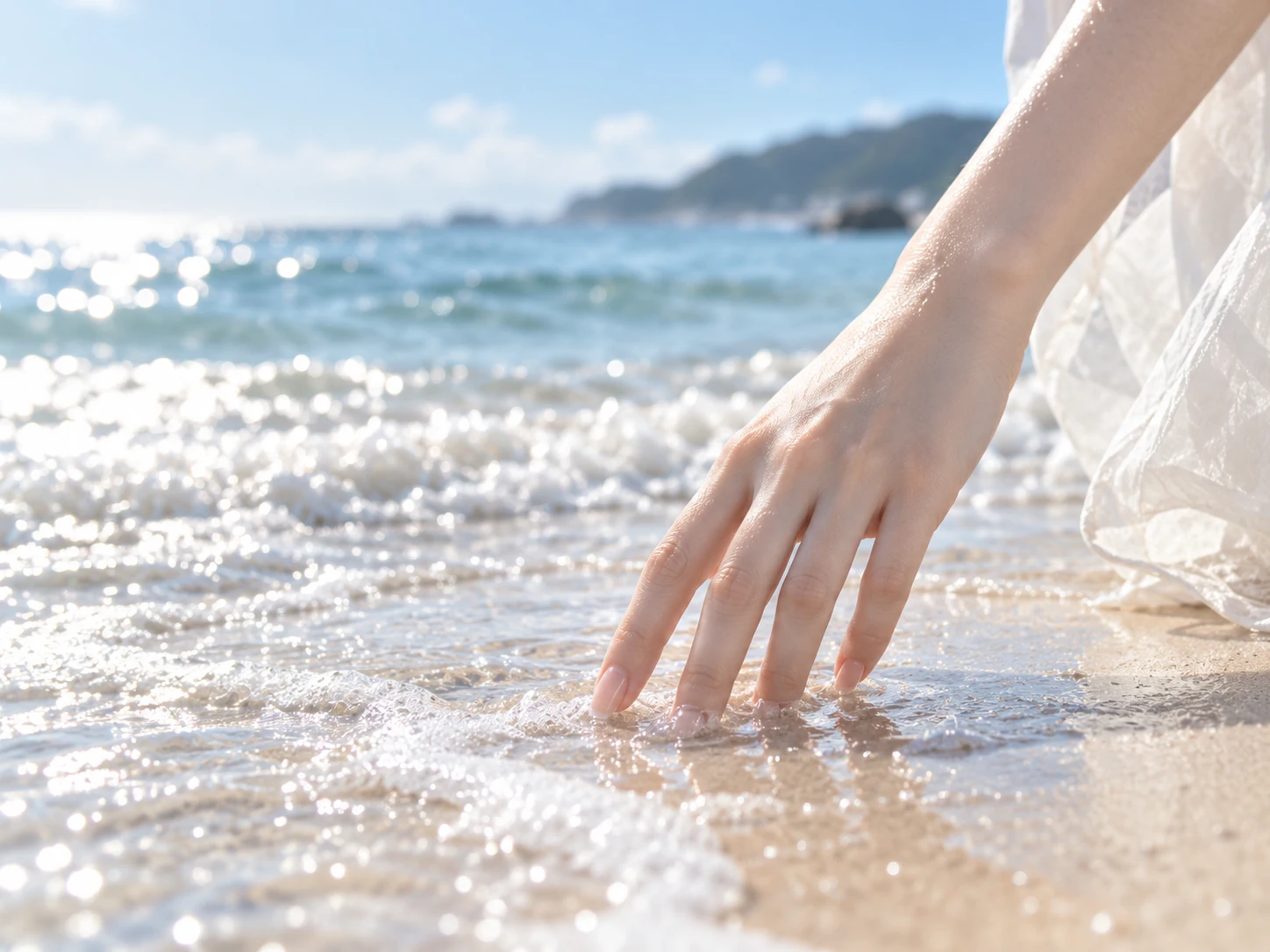 阳光下 一只手轻轻触碰海浪